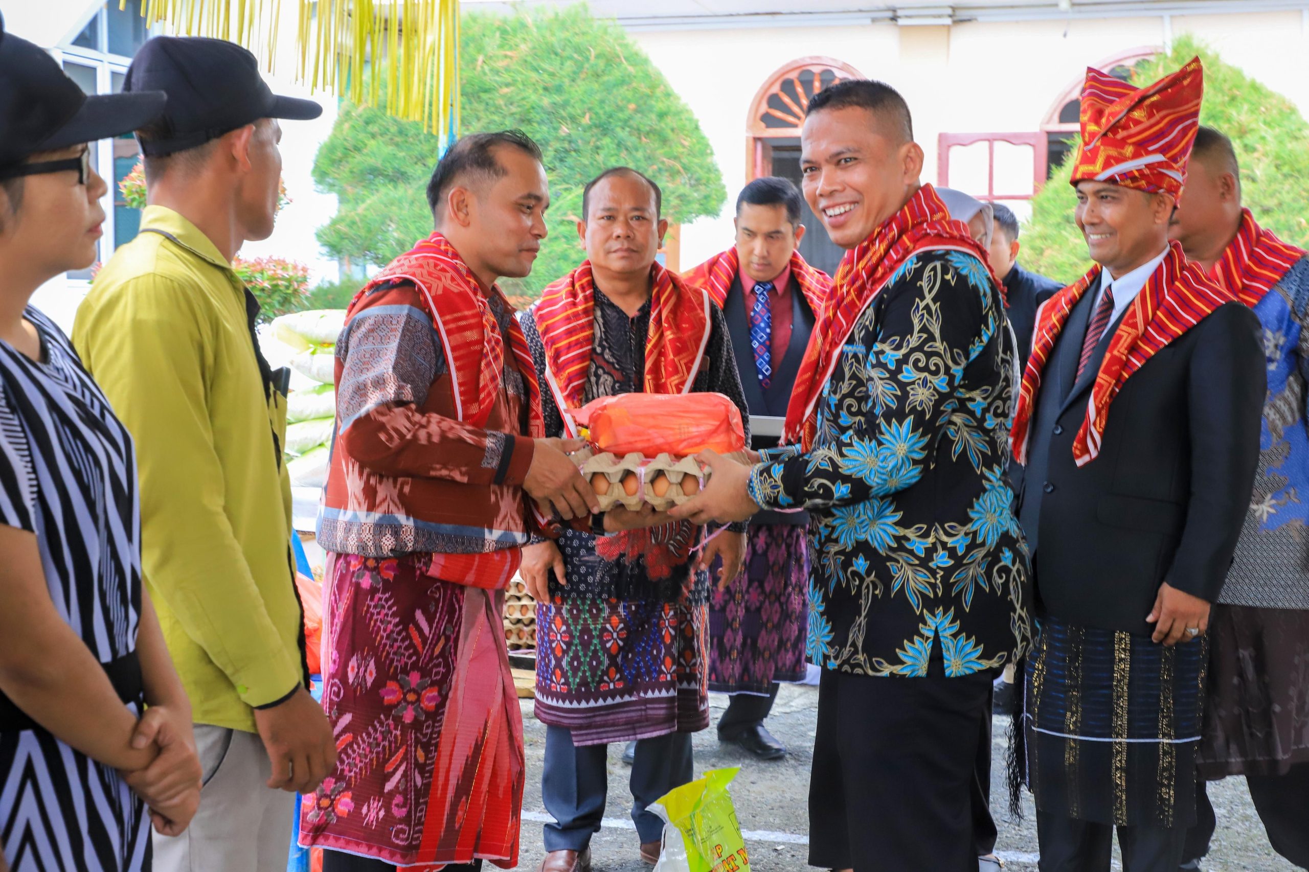 Sekda Pematangsiantar Junaedi Hadiri Kerja Rani GBKP Runggun Siantar Sitalasari, Wali Kota Titip Bantuan Sembako untuk Jemaat