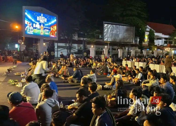 Nobar Piala Dunia di Alun-Alun Simpang Lima Pati, Anggota DPRD dan Plt Bupati Duduk Bersama Warga