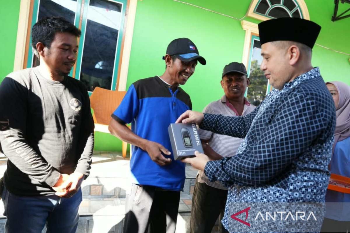 Wali Kota Makassar Serahkan GPS ke 143 Nelayan Pulau Lumu-lumu, 14 Kelompok Terima Manfaat
