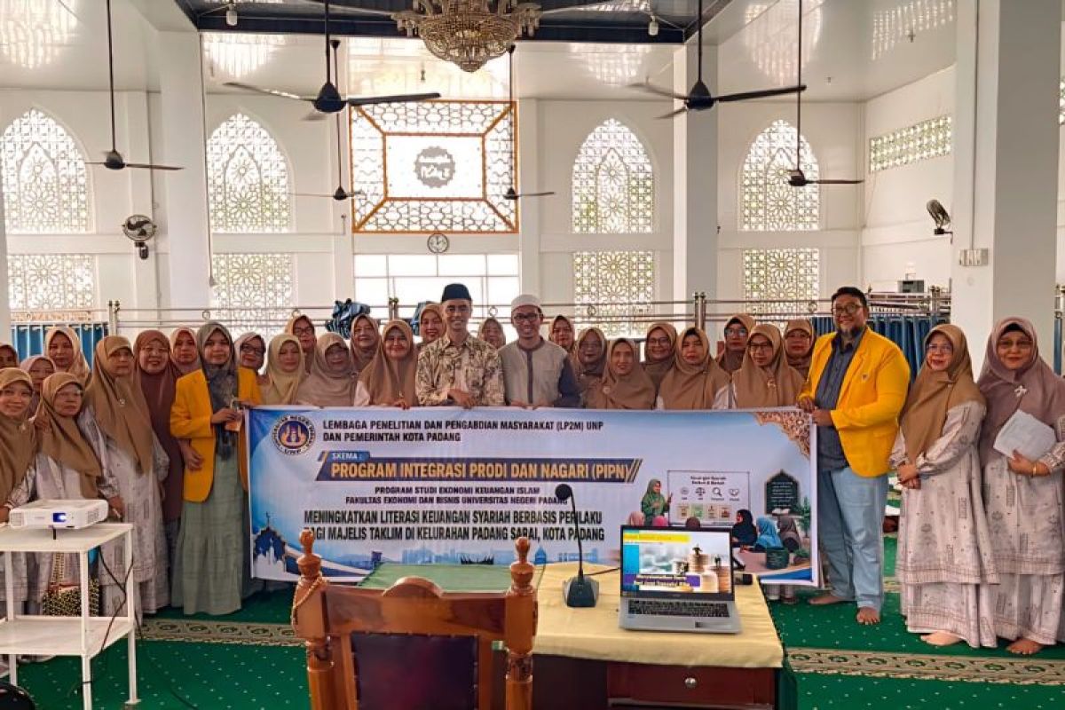 FEB UNP Bekali 40 Ibu Majelis Taklim di Padang Sarai Kelola Keuangan Syariah, Tekan Jeratan Rentenir