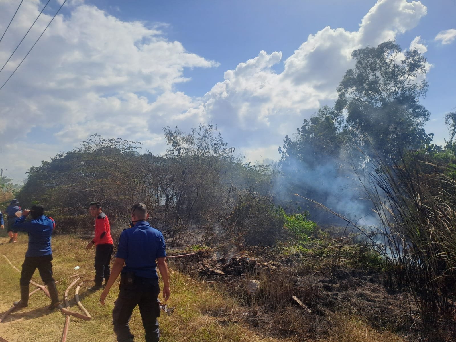Kebakaran Lahan di Rahandouna Kendari Padam, Damkar Sempat Padamkan Api yang Menyala Kembali