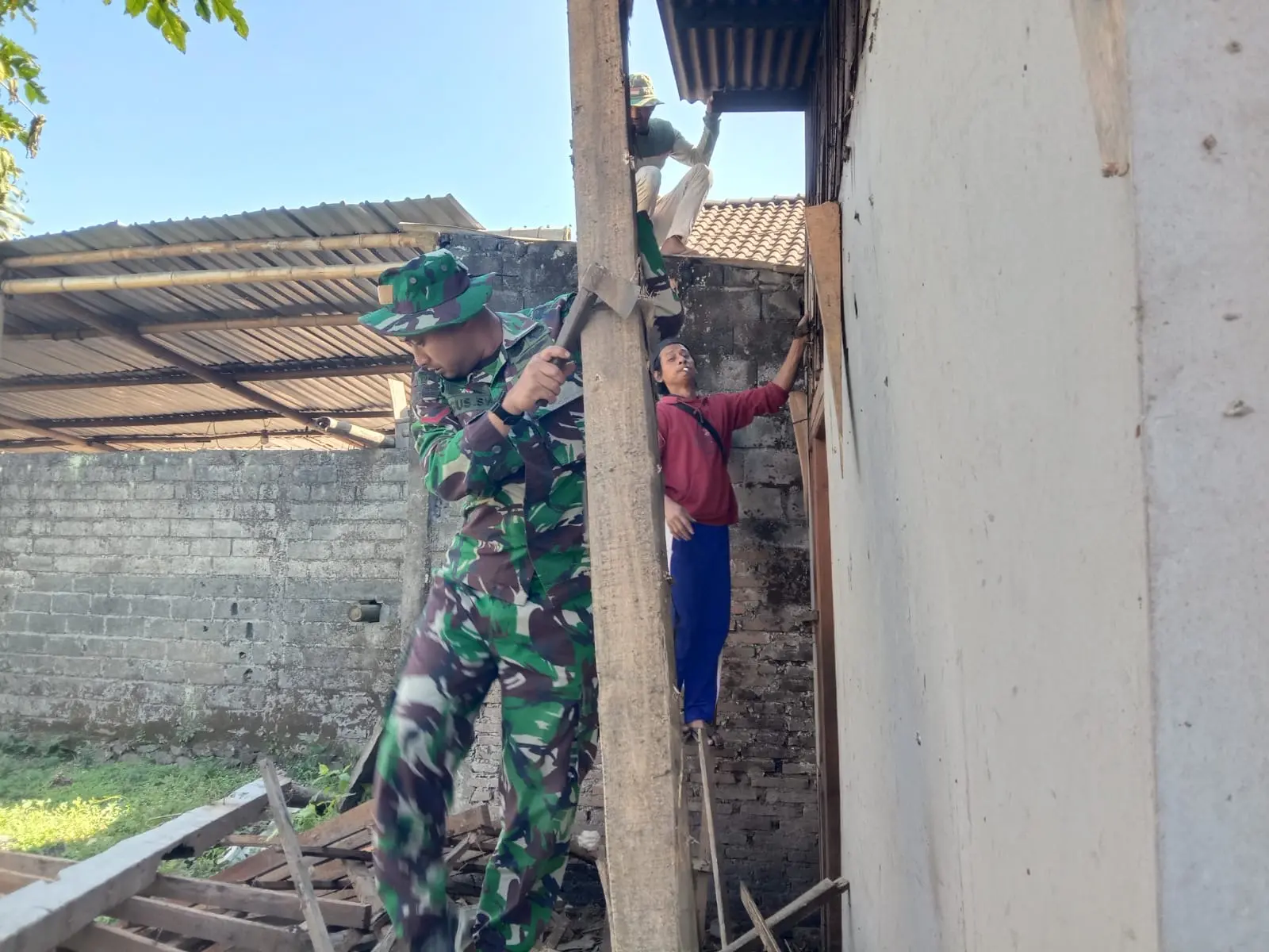 Gotong Royong TNI dan Warga Sulap Rumah Ibu Sukiyem di Tengaran: Satgas TMMD Kodim Salatiga Wujudkan Hunian Layak