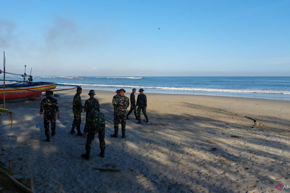 TNI Korem Gamas Bengkulu Bersihkan Sampah di Pantai Panjang hingga Pasar, 2.500 Bibit Ikan Dilepas ke Tapak Paderi