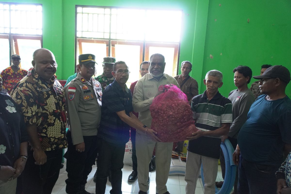 Pemkot Jayapura Salurkan 210 Paket Bantuan Pangan untuk Warga Muara Tami, Lengkap dengan 4.000 Bibit Pinang dan 1.000 Bibit Sagu