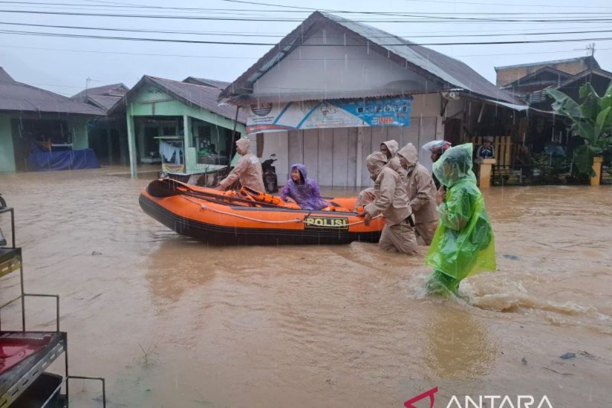 Banjir Rendam Lima Kecamatan di Padang, Polresta Kerahkan 300 Personel dan Perahu Karet Evakuasi Warga