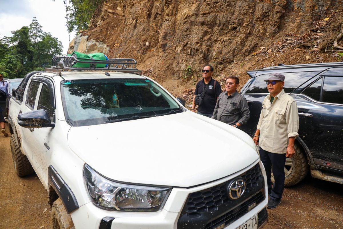 Wagub Kaltara Ingkong Ala Tinjau Jalan Berlumpur di Perbatasan Kaltim-Kaltara, 120 Km Akses Ekonomi Segera Dibangun