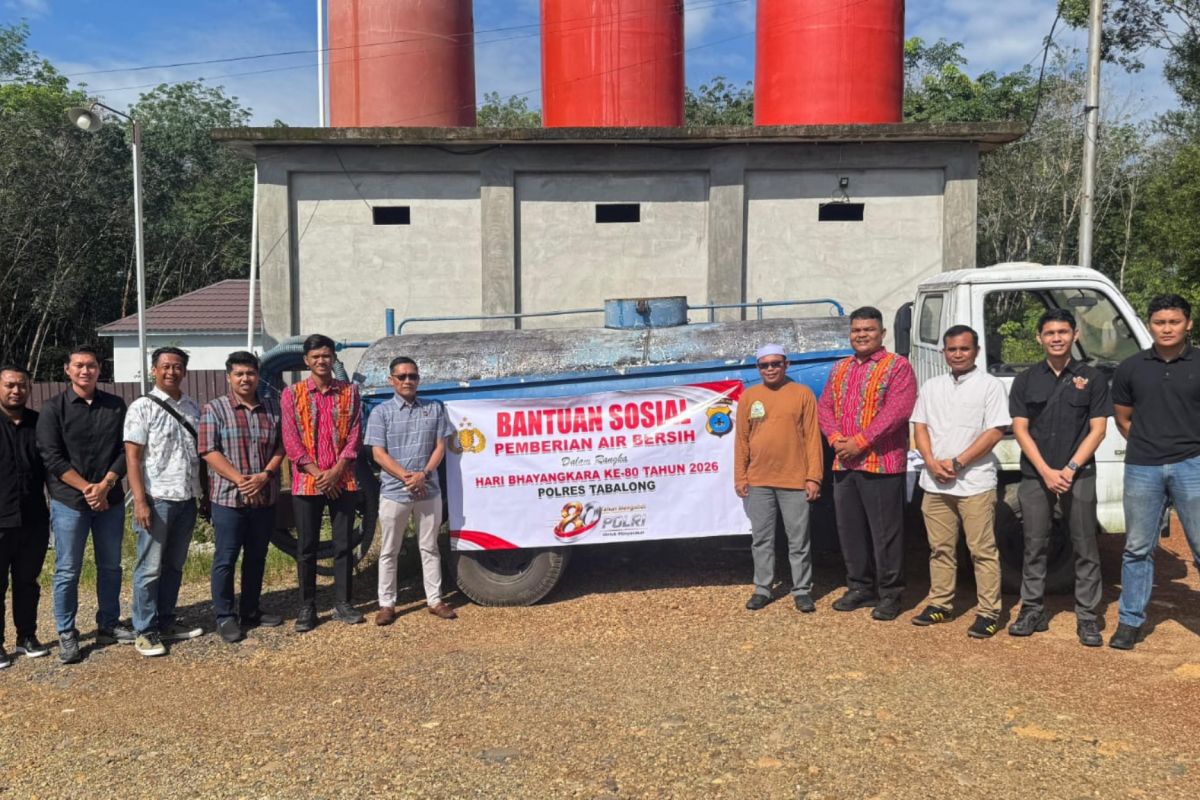 Polres Tabalong Salurkan 4.000 Liter Air Bersih ke 50 KK di Desa Maburai, Antisipasi Krisis Air Akibat Kemarau