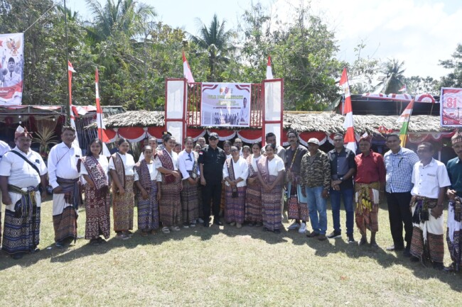 Bupati Kupang Yosef Lede Serahkan Ribuan KTP dan KK Langsung ke Warga di Tiga Kecamatan Selama Road Show Kemerdekaan