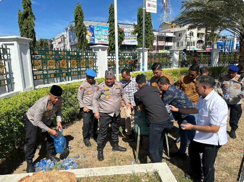 Wakapolda Aceh Turun Langsung Bersihkan Halaman Masjid Raya Baiturrahman Usai Peringatan HDA ke-21