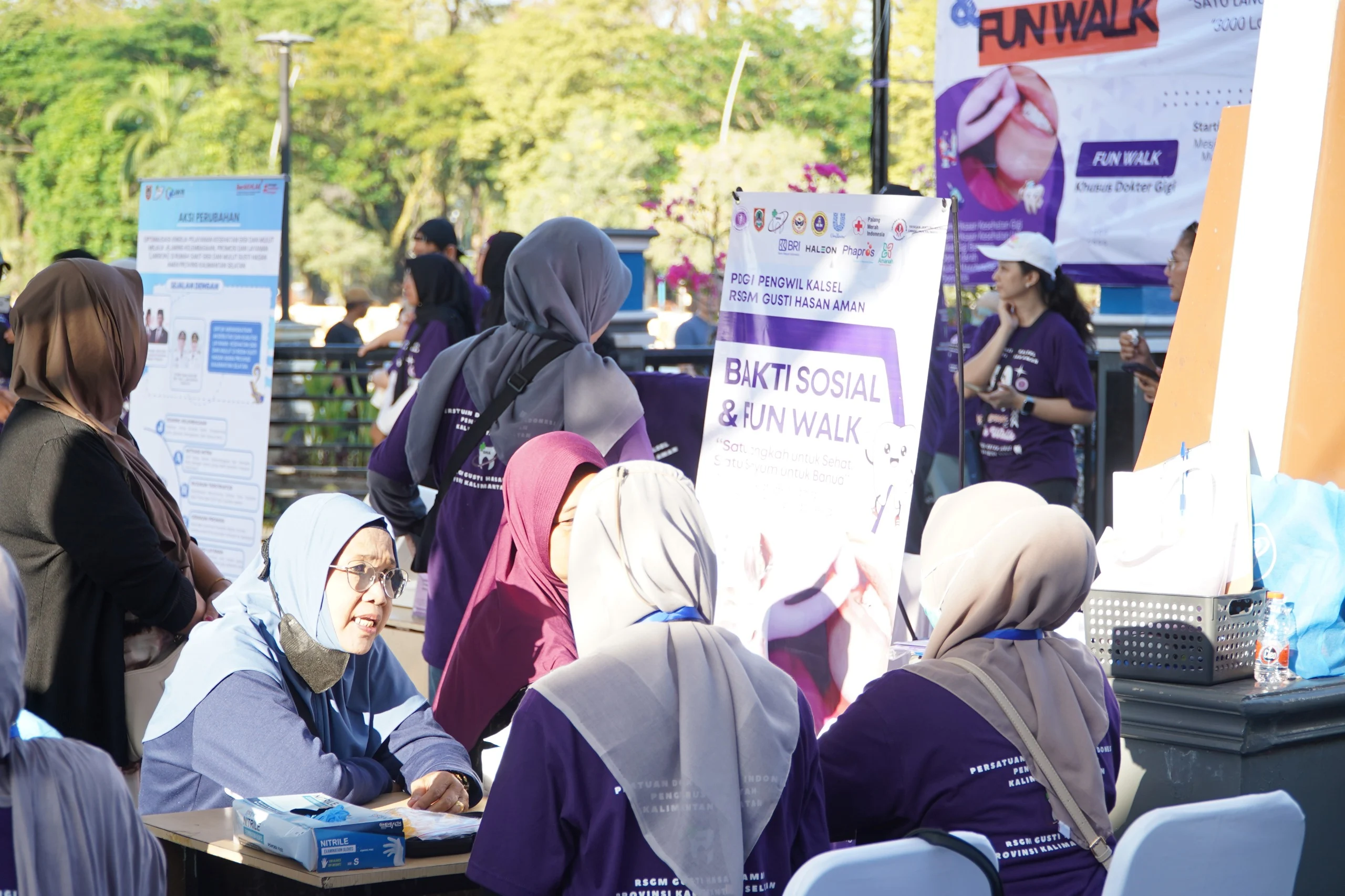 Ratusan Warga Banjarmasin Manfaatkan Bakti Sosial Kesehatan Gigi Gratis di Siring Menara Pandang
