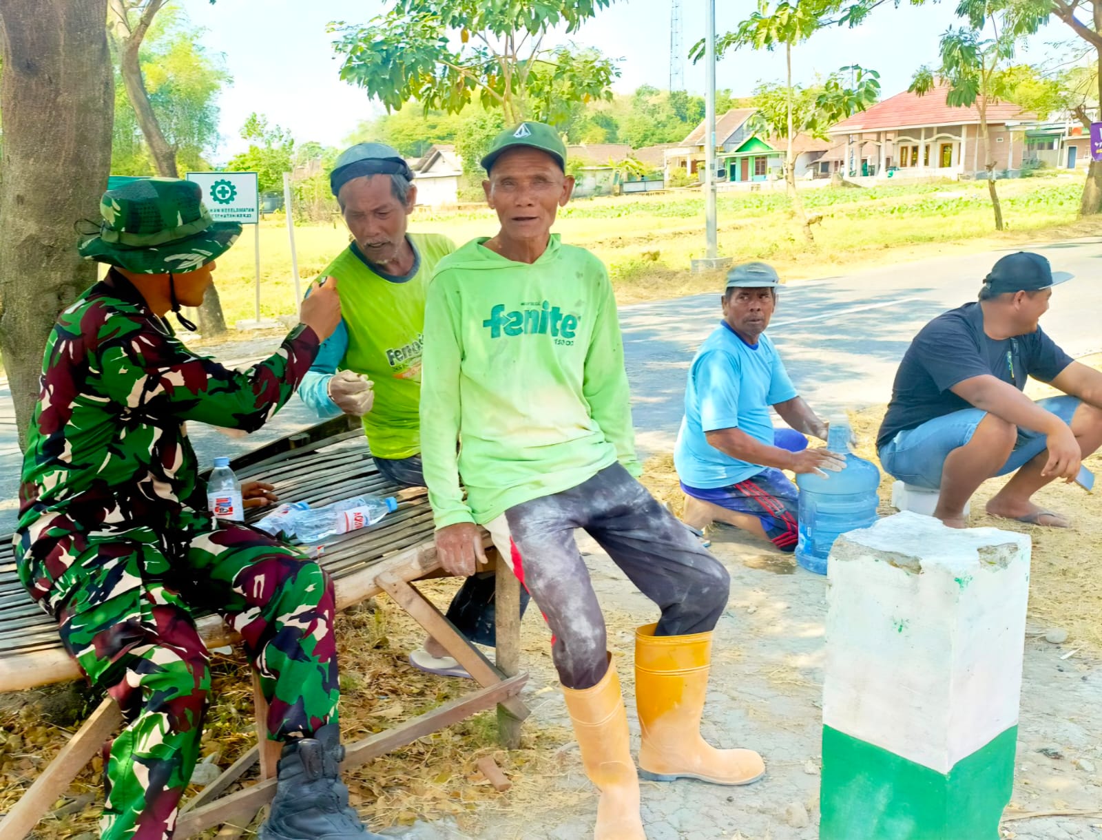 TMMD ke-129 di Bojonegoro Selesai, Babinsa Kesongo Ajak Warga Rawat Jalan dan Fasilitas Desa