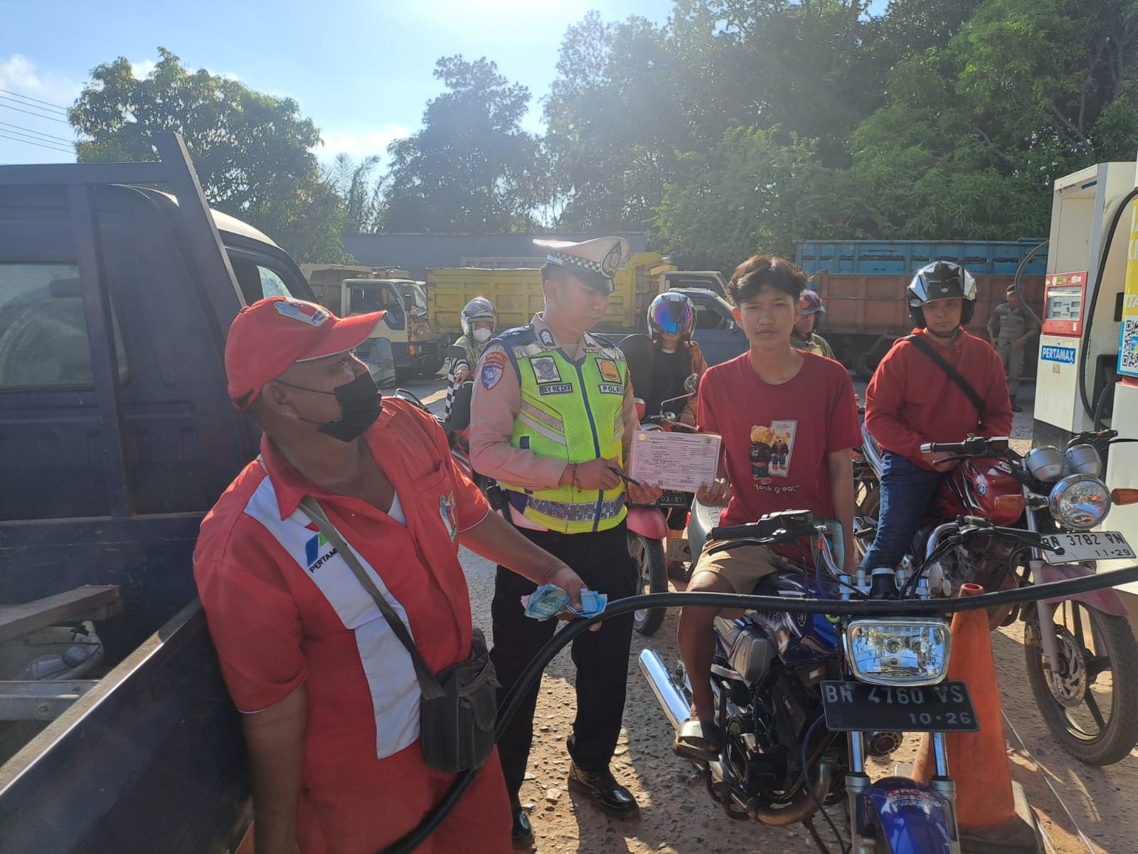 Patroli Gabungan Polres, Dishub, dan Satpol PP Jaga Ketertiban Antrean BBM di SPBU Bangka Selatan