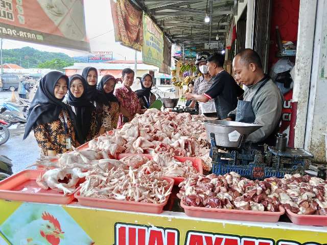 Harga Sayur di Pasar Kepuh Kuningan Kompak Turun saat Libur, Daging Ayam Justru Naik Lagi ke Rp 33.000 per Kilogram