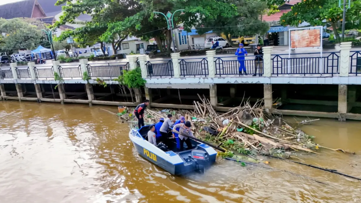 Saat Tak Memburu Pelaku Kejahatan, Personel Polres HSU dan Forkopimda Turun ke Sungai Negara Mulung Sampah Kayu dan Plastik