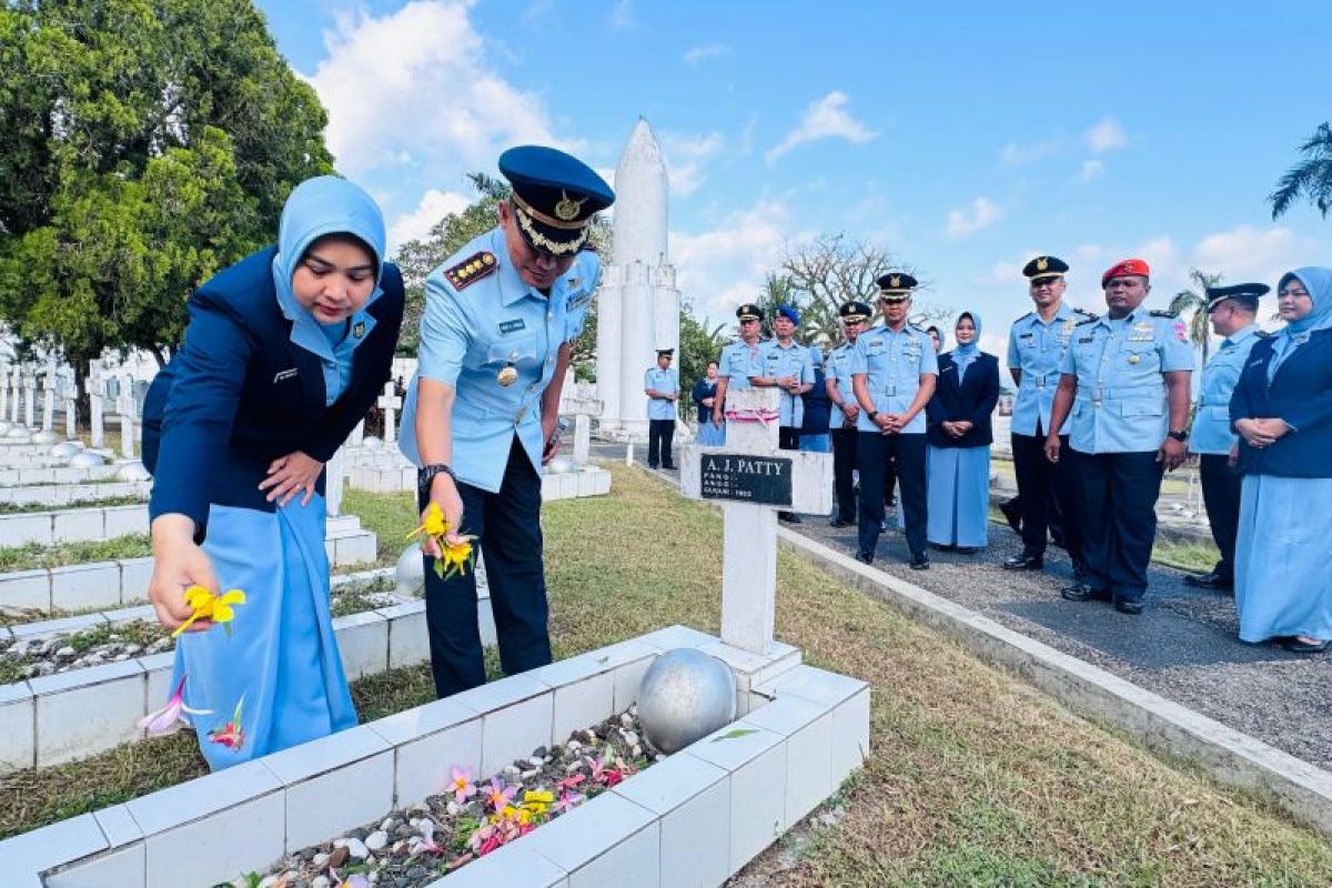 Ziarah dan Tabur Bunga di TMP Kapahaha, Lanud Pattimura Peringati Hari Bakti ke-79 TNI AU