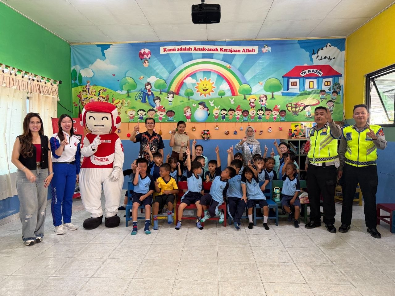 Puluhan Anak TK di Pangkalpinang Dapat Helm Gratis dan Edukasi Safety Riding dari Honda Babel