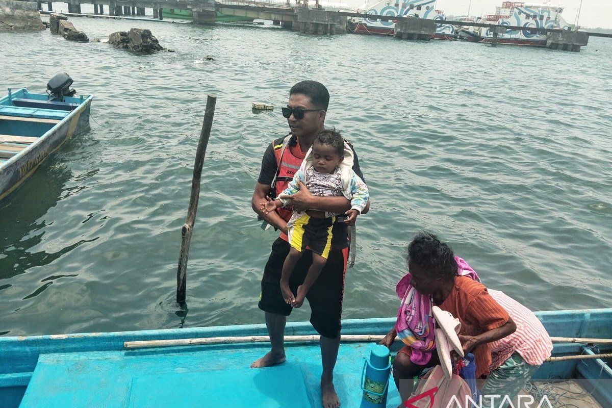 Tim SAR Evakuasi 49 Penumpang KM Hendra Jaya yang Mati Mesin di Perairan Lau Lau Kepulauan Aru