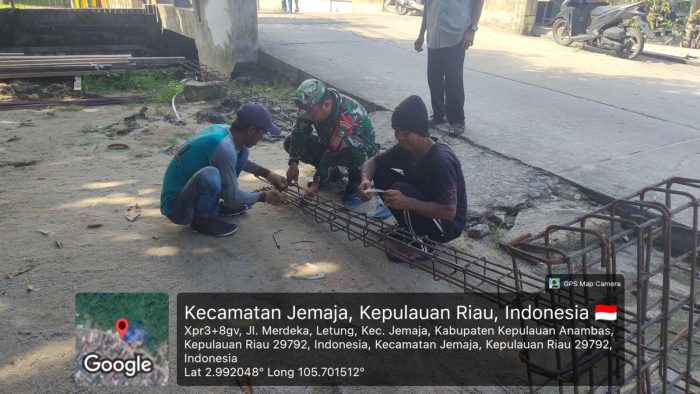 Babinsa di Anambas Ingatkan Kualitas Pengecoran dan Keselamatan Kerja saat Warga Gotong Royong Bangun Jembatan di Letung