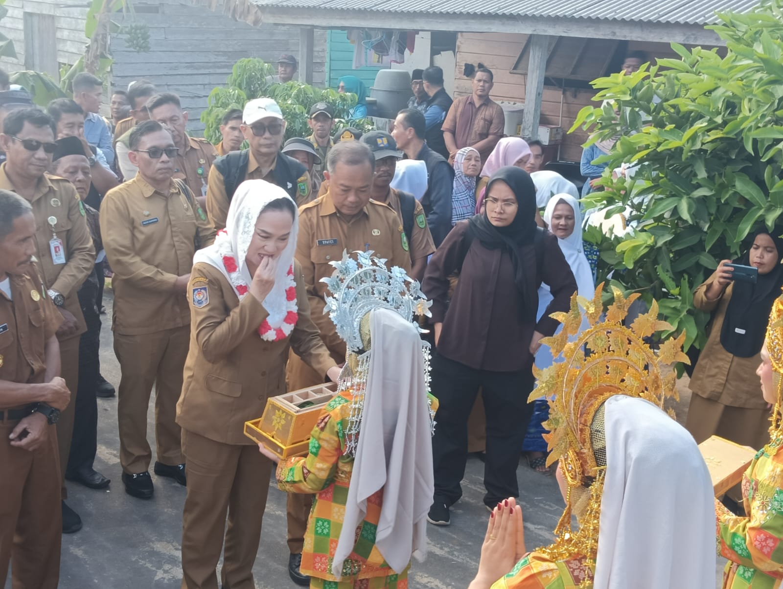 Bupati Natuna Cen Sui Lan Disambut Kompang dan Tari Persembahan di Desa Selaut, Tradisi Melayu Pesisir yang Terus Hidup