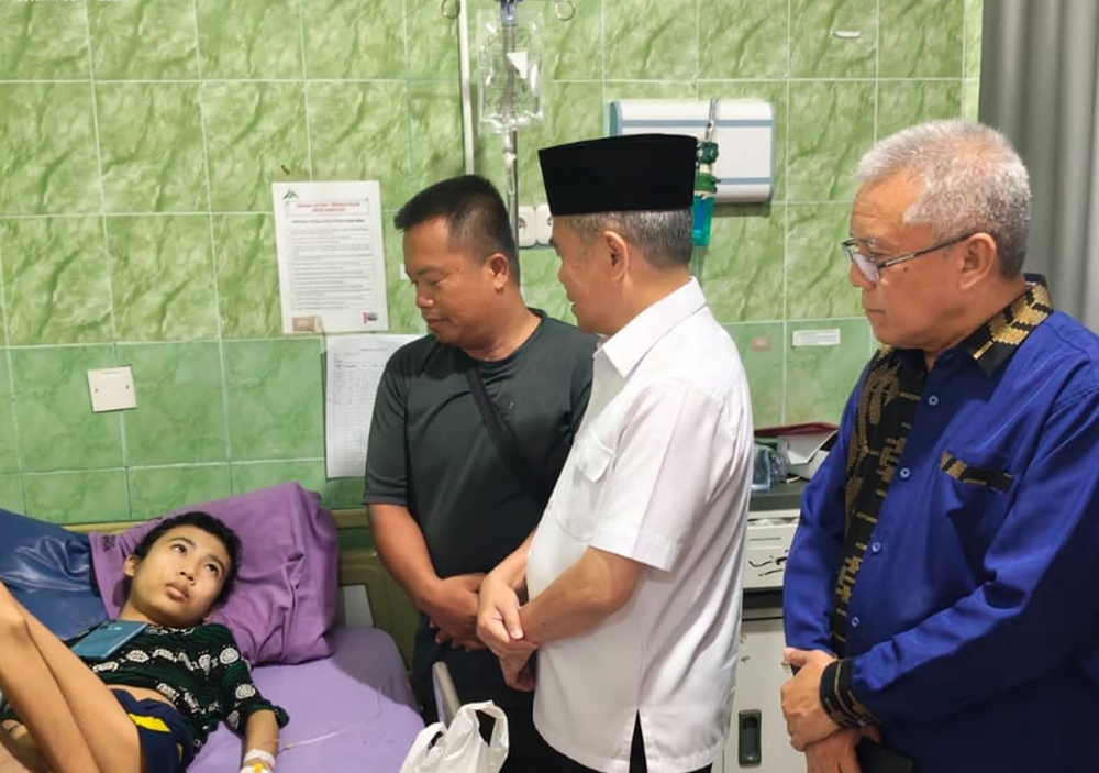 Wabup Ogan Ilir dan Ketua Baznas Jenguk Pasien Tumor di RSMH Palembang, Beri Dukungan Moril ke Keluarga