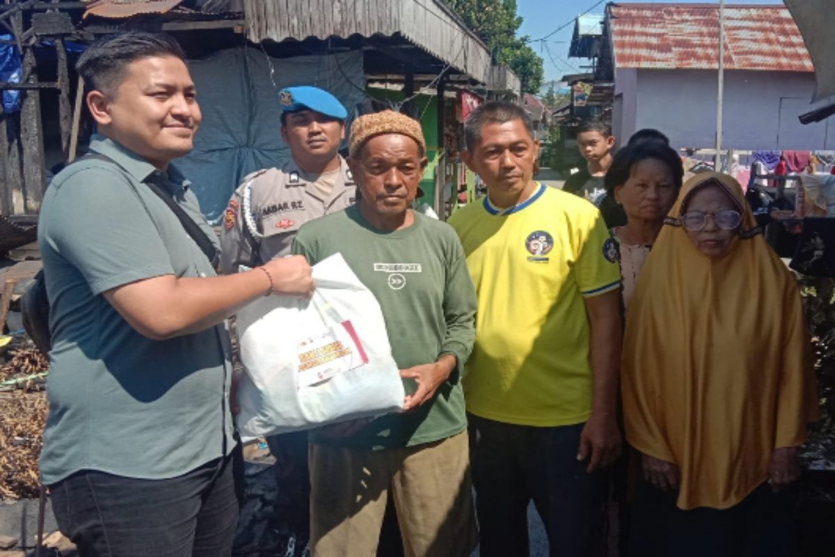 Polsek Banjarmasin Utara Salurkan Bantuan ke Korban Kebakaran Alalak Tengah, Kapolsek Turun Langsung