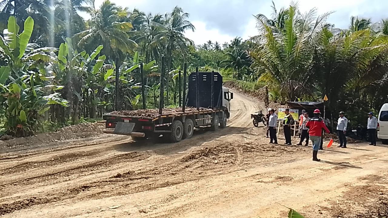 Jalan Desa Miaf–Sosolat di Halmahera Timur Rusak Parah, Dishub Soroti Truk Bertonase Berat Perusahaan