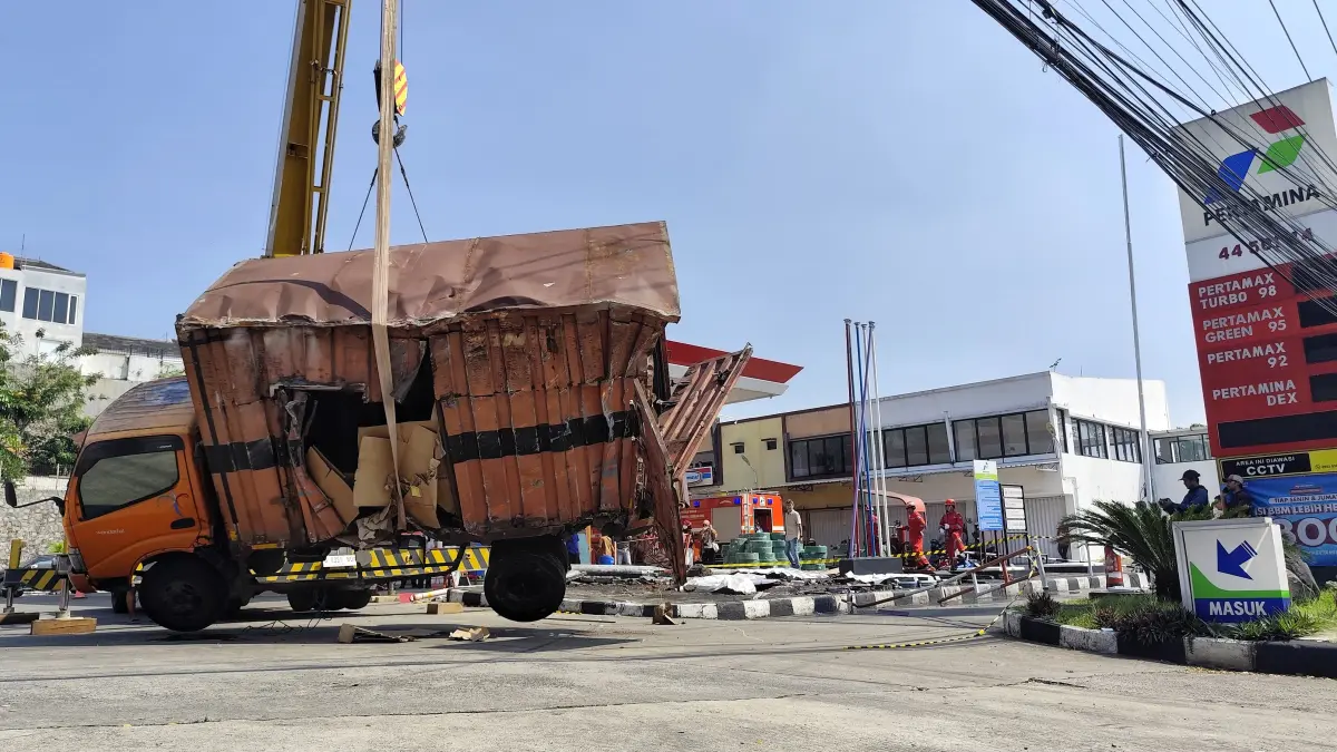 Truk Muatan Paket Terguling Timpa Tandon BBM di SPBU Silayur Semarang, Pertamina Pastikan Pasokan Aman