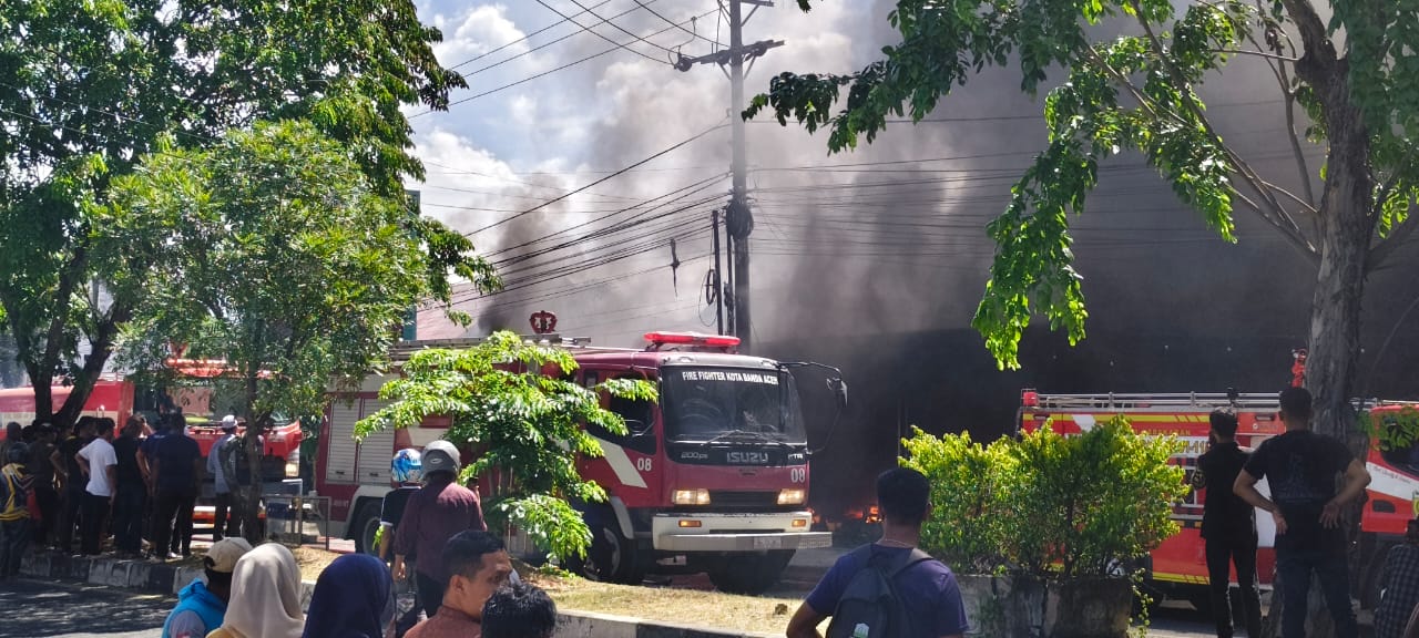 Kebakaran Hanguskan Tiga Bangunan di Dekat Suzuya Mall Banda Aceh, Kerugian Capai Ratusan Juta Rupiah