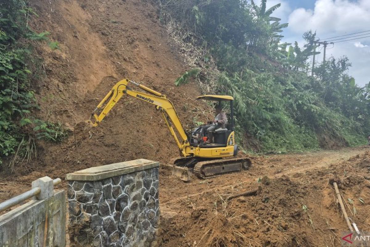 BPBD Bandung Kerahkan Alat Berat Bersihkan Longsor di Jalur Kutawaringin