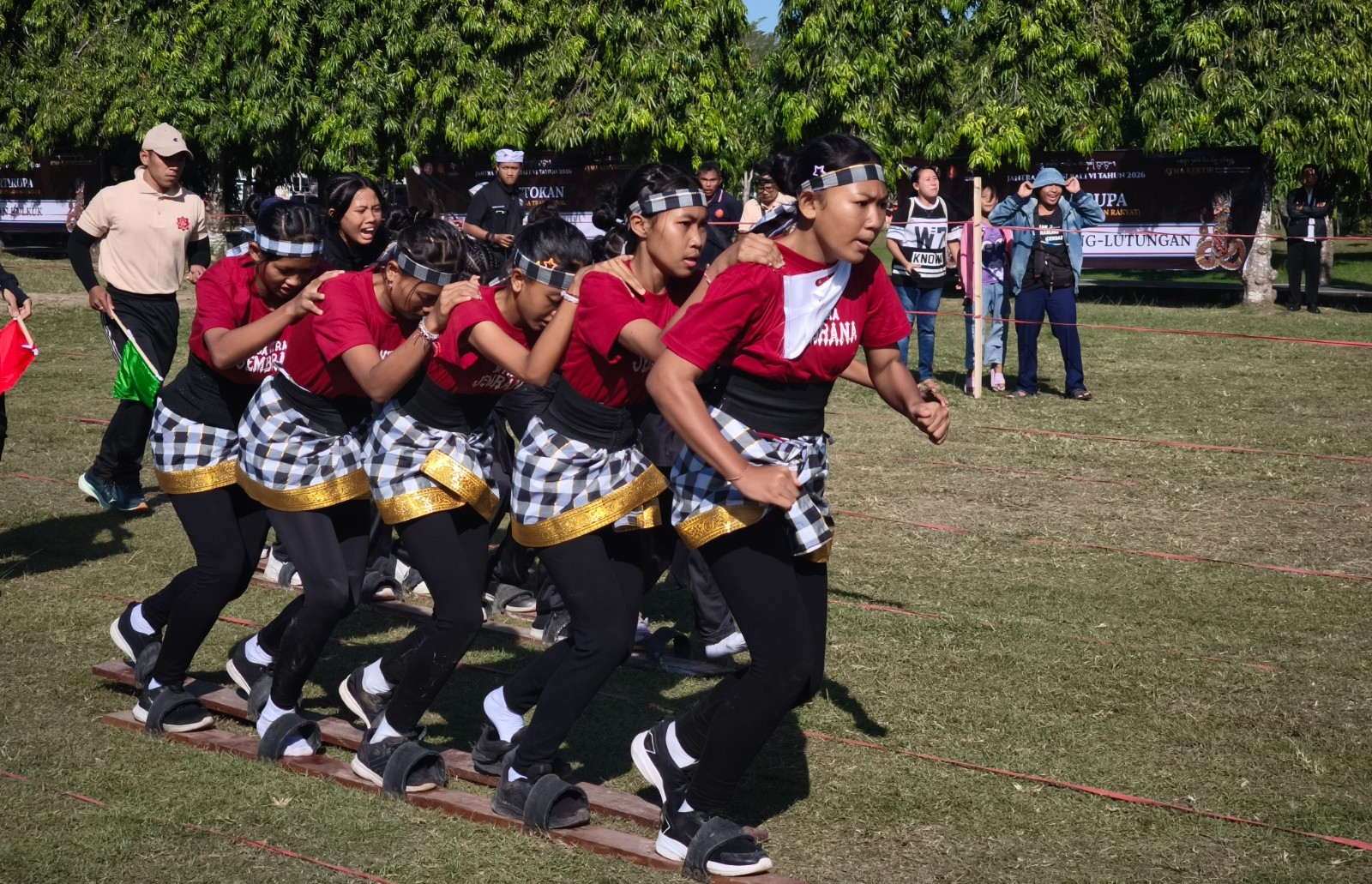 Ratusan Pelajar SMP se-Bali Berlomba Egrang dan Terompah di Denpasar, Jantra Tradisi Bangkitkan Olahraga Rakyat