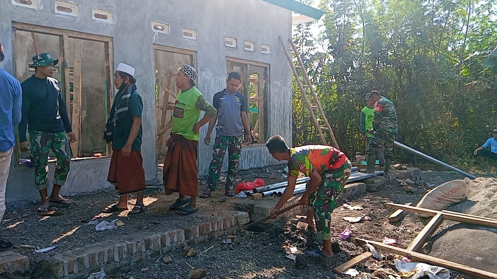 Satgas TMMD Ke-129 Kodim 1614/Dompu Gotong Royong Percepat Plester Dinding Musala dan Bangun MCK di Desa Nusa Jaya
