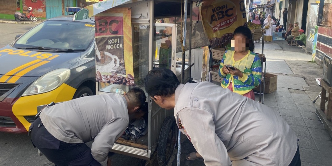 Polisi Garut Sita 17 Botol Alkohol 70 Persen dari Gerobak Kopi di Jalan Ciledug, Tiga Penjual Diamankan