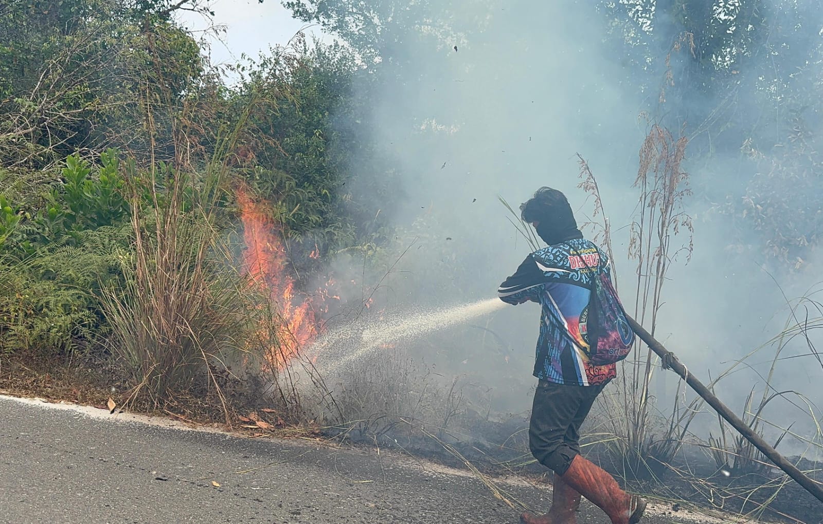 Tim Dalkarhutla Dishut Kalteng Padamkan Karhutla di Kereng Bangkirai, 0,13 Hektare Lahan Gambut Terdampak