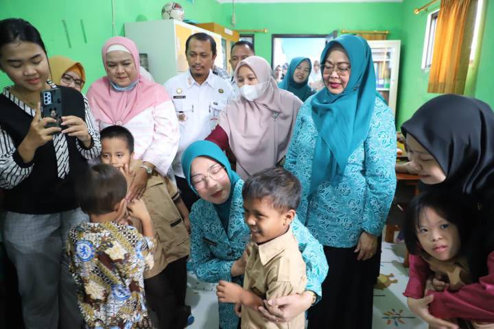 TP PKK Banten dan Kota Tangerang Salurkan Kursi Roda serta Paket Sekolah untuk 20 Siswa SKH An Nuur