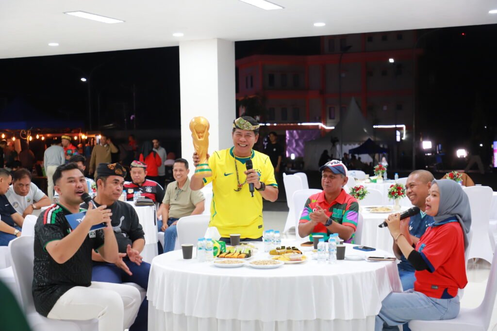 Gubernur Kaltara Zainal Paliwang Nobar Bareng Warga di Kantor Pemprov, Dukung Brasil Juara Piala Dunia