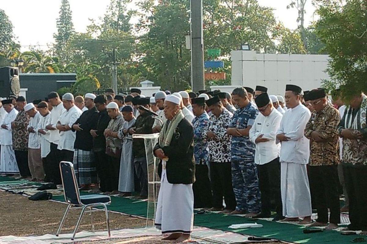 Bupati Belitung dan Ratusan Warga Shalat Istisqa di Halaman Kantor Bupati, Minta Hujan Turun Usai Kemarau 2,5 Bulan