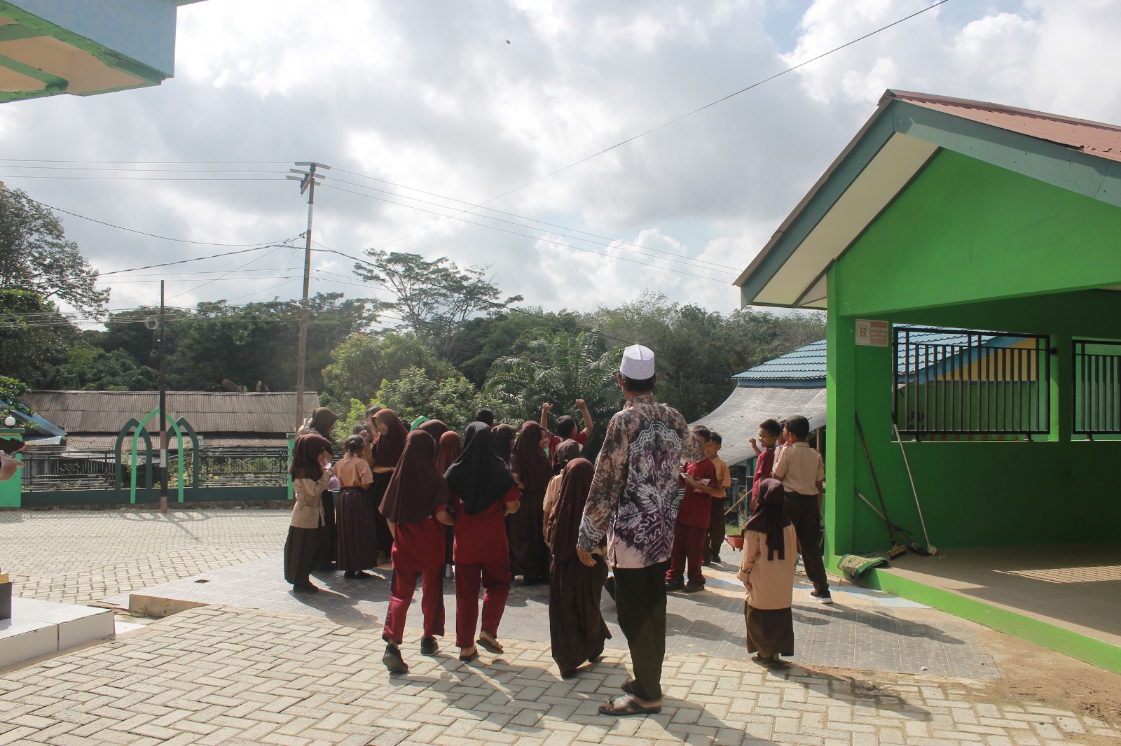 Halaman Masjid An Nur di Tanah Bumbu Kini Tertata Paving Block, Bupati Andi Rudi Latif Fokus Dukung Aktivitas Keagamaan