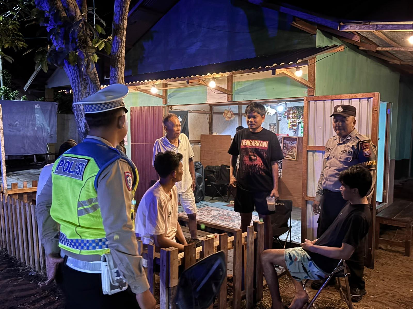 Polres Seruyan Gelar Patroli Dialogis di Pemukiman Warga Kuala Pembuang Demi Jaga Kamtibmas saat Dini Hari
