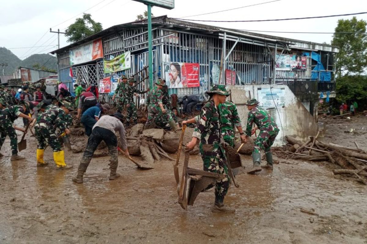 TNI Kerahkan Ratusan Personel Tangani Banjir Bandang Solok, Dua Warga Masih Dicari