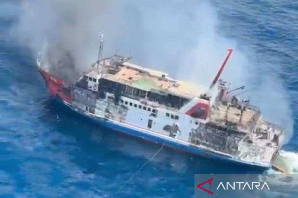 KMP Putri Yasmin Terbakar di Selat Lombok, 106 Penumpang Dievakuasi ke Lembar dan Padangbai
