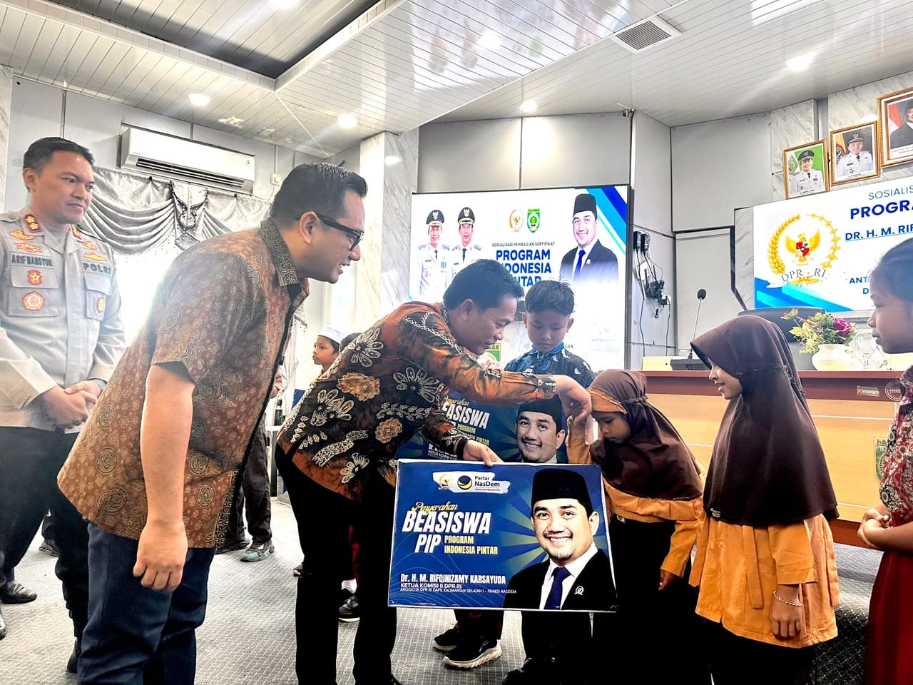 Pemkab Balangan Salurkan Beasiswa PIP dan Program 1.000 Sarjana, Bupati Sebut IPM Terus Meningkat di Kalimantan Selatan