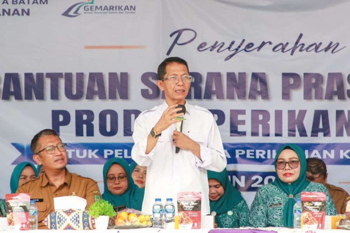 Pemkot Batam Salurkan Bantuan Rp150 Juta ke 15 Kelompok Perikanan, dari Chest Freezer hingga Timbangan