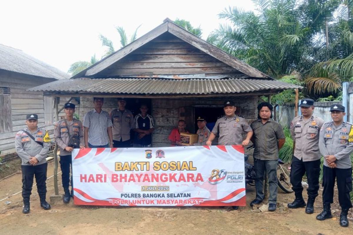 Polsek Payung Bangka Selatan Bagikan 80 Paket Sembako ke Lansia dan Disabilitas di Hari Bhayangkara Ke-80