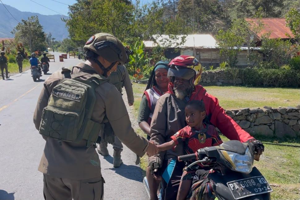 Patroli Humanis Satgas Ops Damai Cartenz di Puncak Jaya Bantu Warga Panen Kebun, Perkuat Kepercayaan Masyarakat