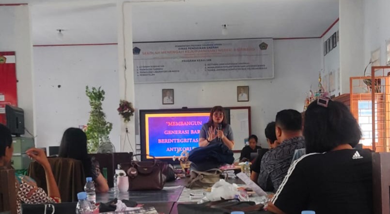 Guru SMKN 6 Manado Dibekali Antikorupsi dan Pemahaman UU Pers, Stafsus Gubernur Sulut Jadi Narasumber