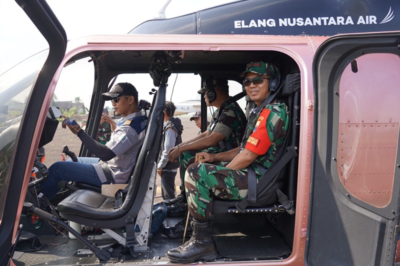 Danrem 042/Gapu Terbang Pantau Karhutla dari Udara, Pastikan Titik Api di Jambi Padam Usai Water Bombing