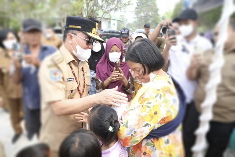 Gubernur Kalteng Agustiar Sabran Kawal Penyaluran Bantuan Pangan Karhutla, 500 Paket Disalurkan di Kereng Bangkirai