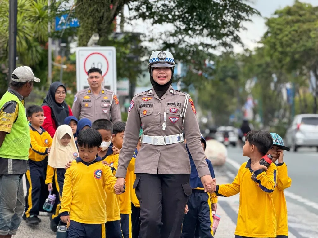 Polisi Sahabat Anak: Ditlantas Polda Kaltim Kenalkan Tugas Polisi ke Siswa SD Patra Dharma 3 Balikpapan