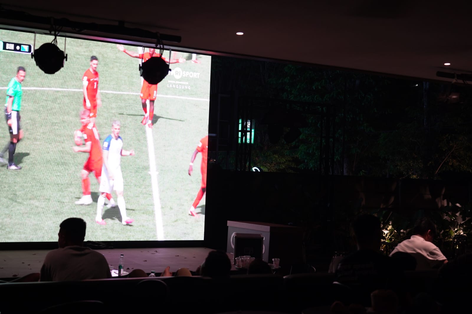 Nobar Piala Dunia 2026 di Oris Kafe Jambi, Puluhan Warga dan TNI Duduk Bersama Perkuat Persatuan