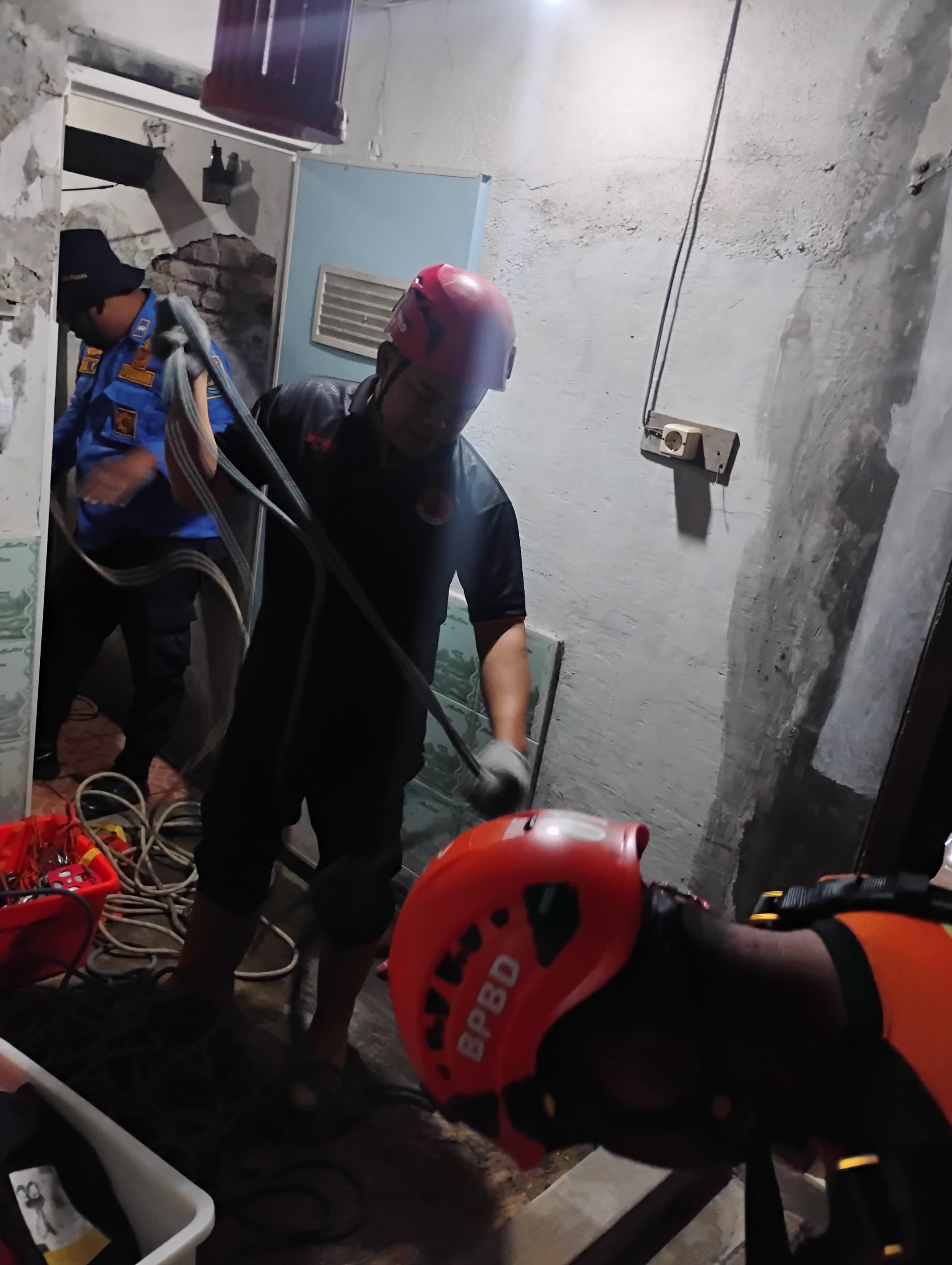 Perempuan di Slawi Terpeleset ke Sumur Sedalam 15 Meter, Tim SAR Evakuasi dengan Teknik Vertical Rescue